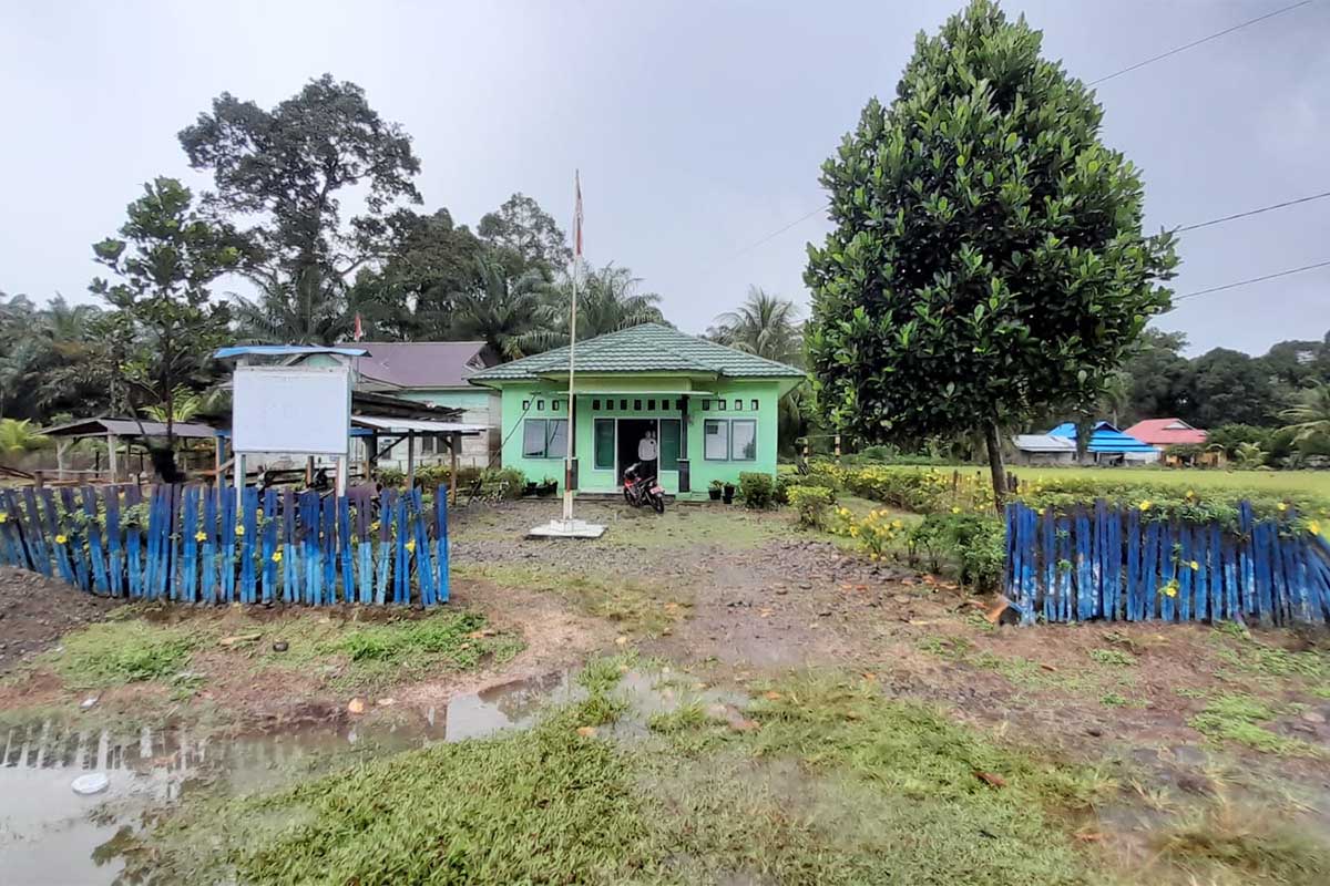 Tak Tersentuh APBDes, Pagar Kantor KUA Selagan Raya Memprihatinkan, Begini Kondisinya