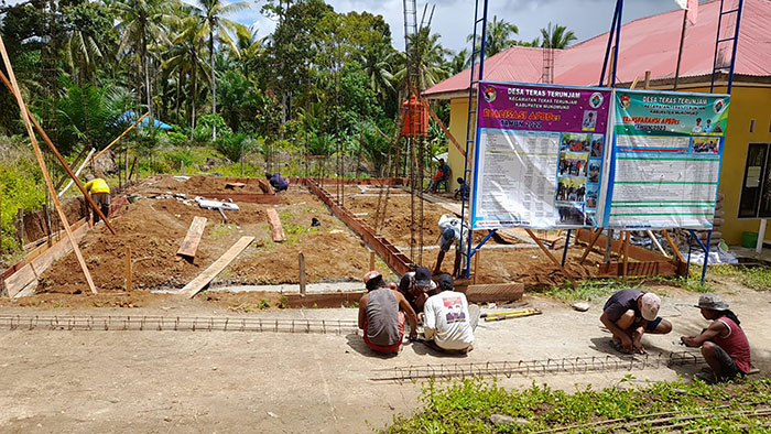 Tidak Gunakan Tenaga Lokal, Pembangunan Posyandu Teras Terunjam Dikritik Warga  