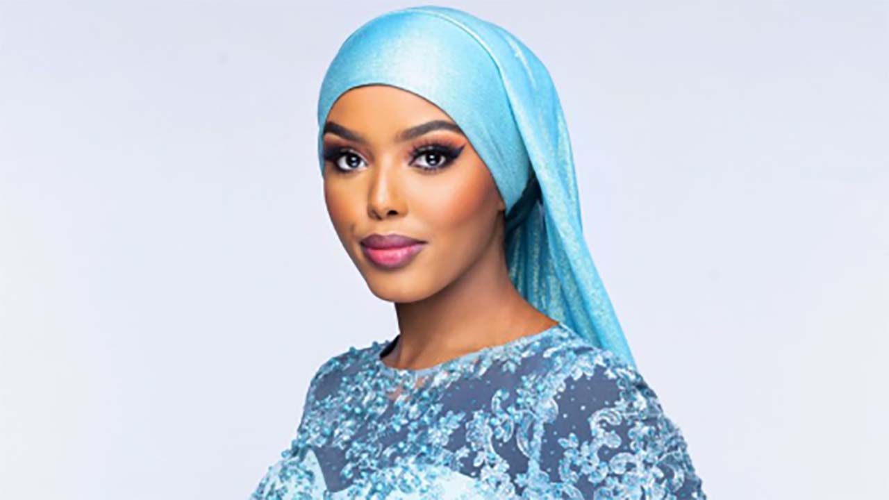 Inilah Dia Khadija Omar, Wanita Berhijab Pertama yang Menjadi Finalis Miss Universe