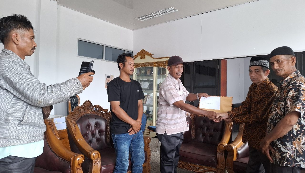 Temui Ketua DPRD, KPM Desak Pemerintah Evaluasi HGU Perkebunan Sawit PT DDP di Mukomuko