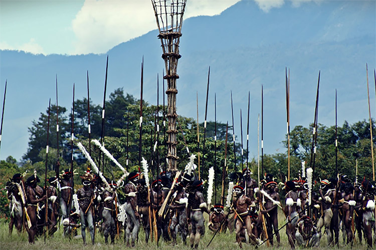 Keunikan Tradisi Suku Papua, Festival Lembah Baliem Hingga Arakan Merah Putih