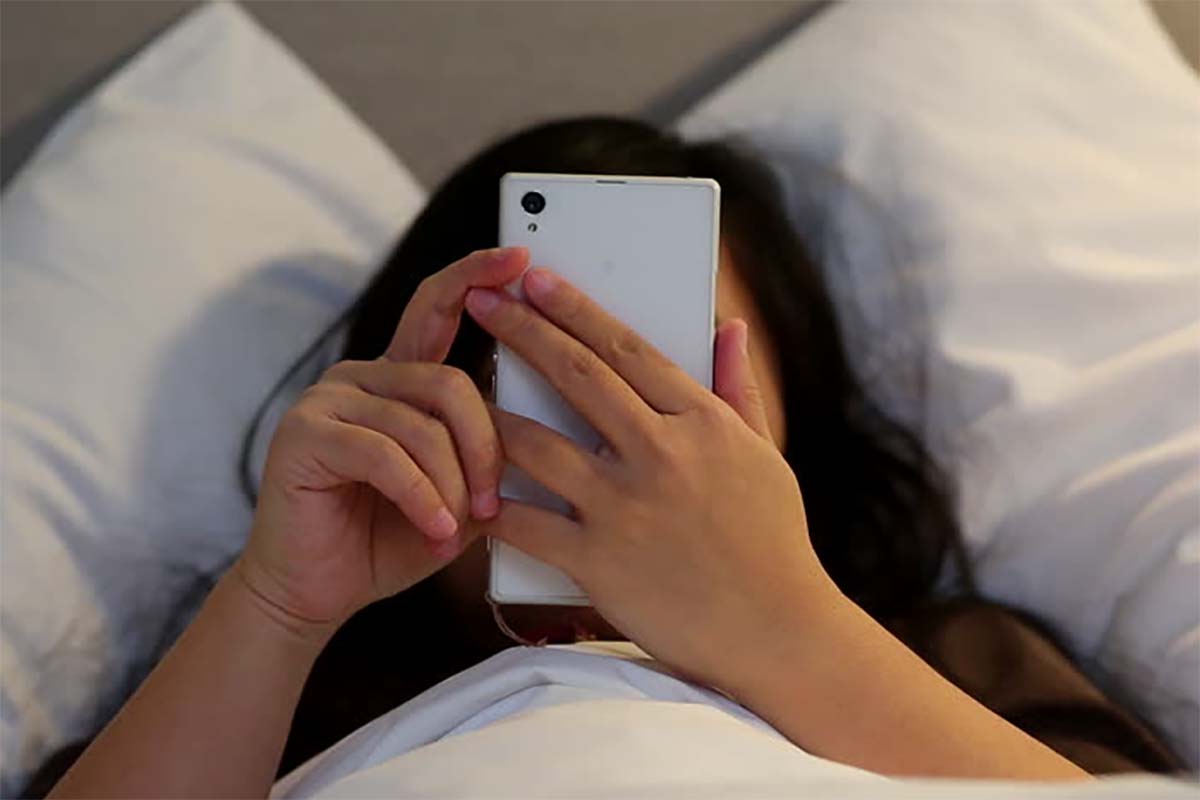 Mulai Sekarang Harus Berhenti! Inilah Dampak Bahaya Bermain Handphone Pada Saat Bangun di Pagi Hari