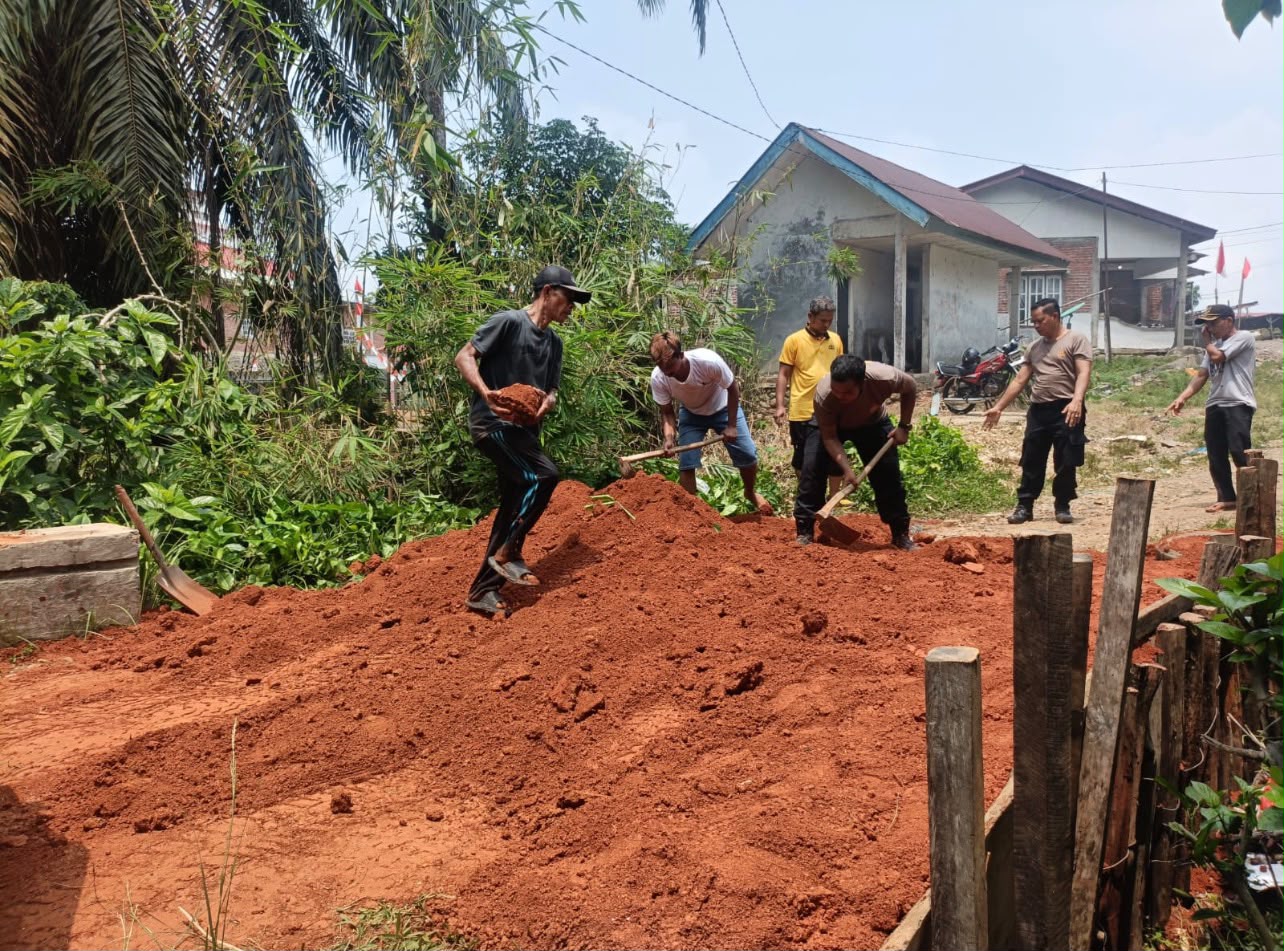 Polsek Lubuk Pinang Goro Perbaiki Jalan Longsor