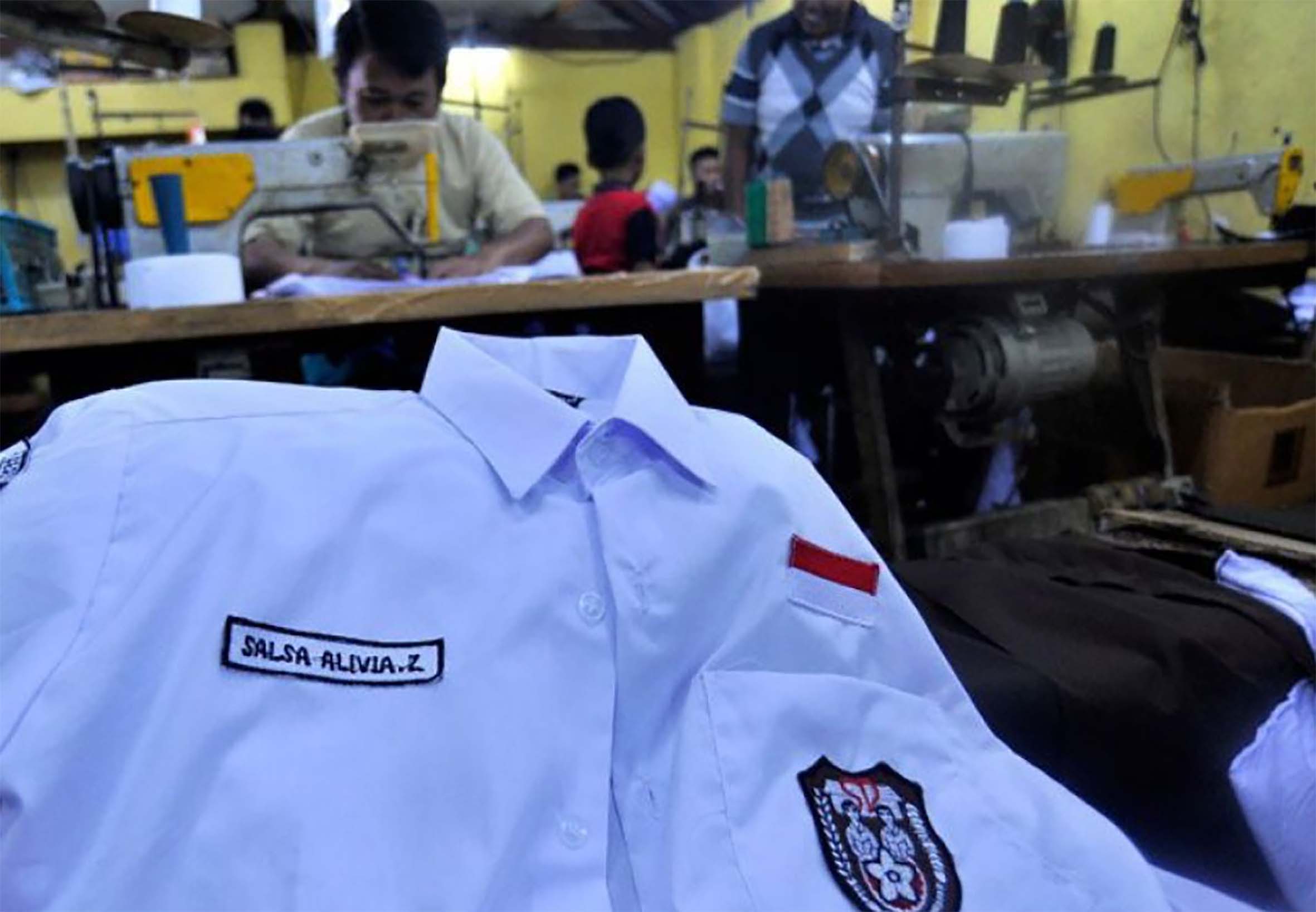 Seragam Sekolah Gratis Segera Dibagikan, Jatah Laptop Untuk Guru Menyusul