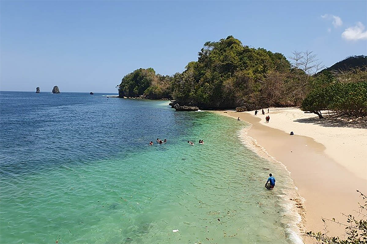 Pesona Keindahan Pantai Tiga Warna di Malang yang Cantik dan Menakjubkan 