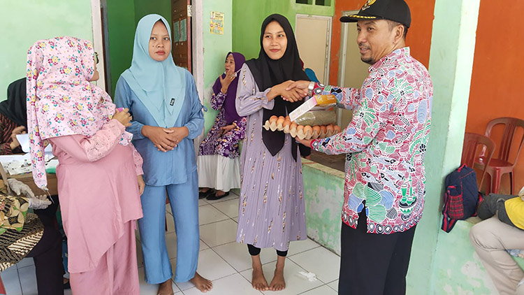 Cegah Stunting dan KEK, Sido Makmur Berikan Makanan Tambahan