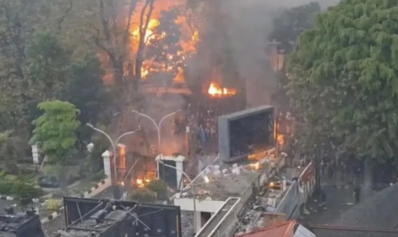 Lima Bangunan Hangus Dibakar Massa Saat Demonstrasi Ricuh di Bandung