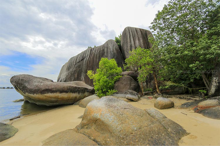 Keindahan Pantai Batu Dinding Belinyu di Provinsi Bangka Belitung