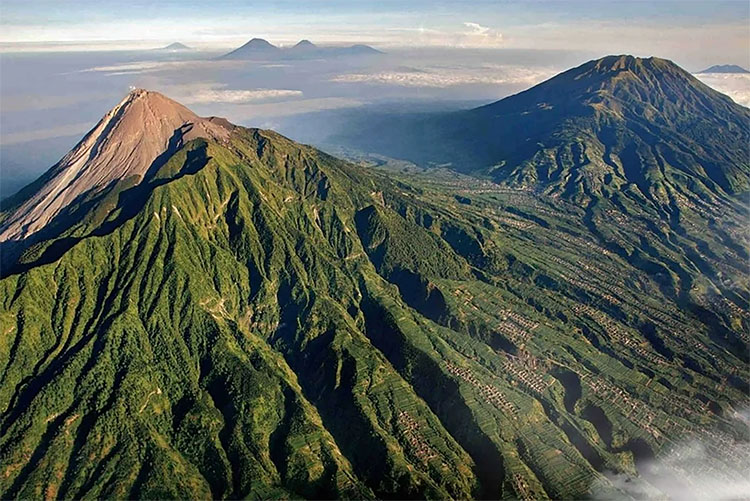 3 Gunung Tertinggi Kalimantan Yang Terkenal Curam Menguji Adrenalin, Pendaki Wajib Jelajahi