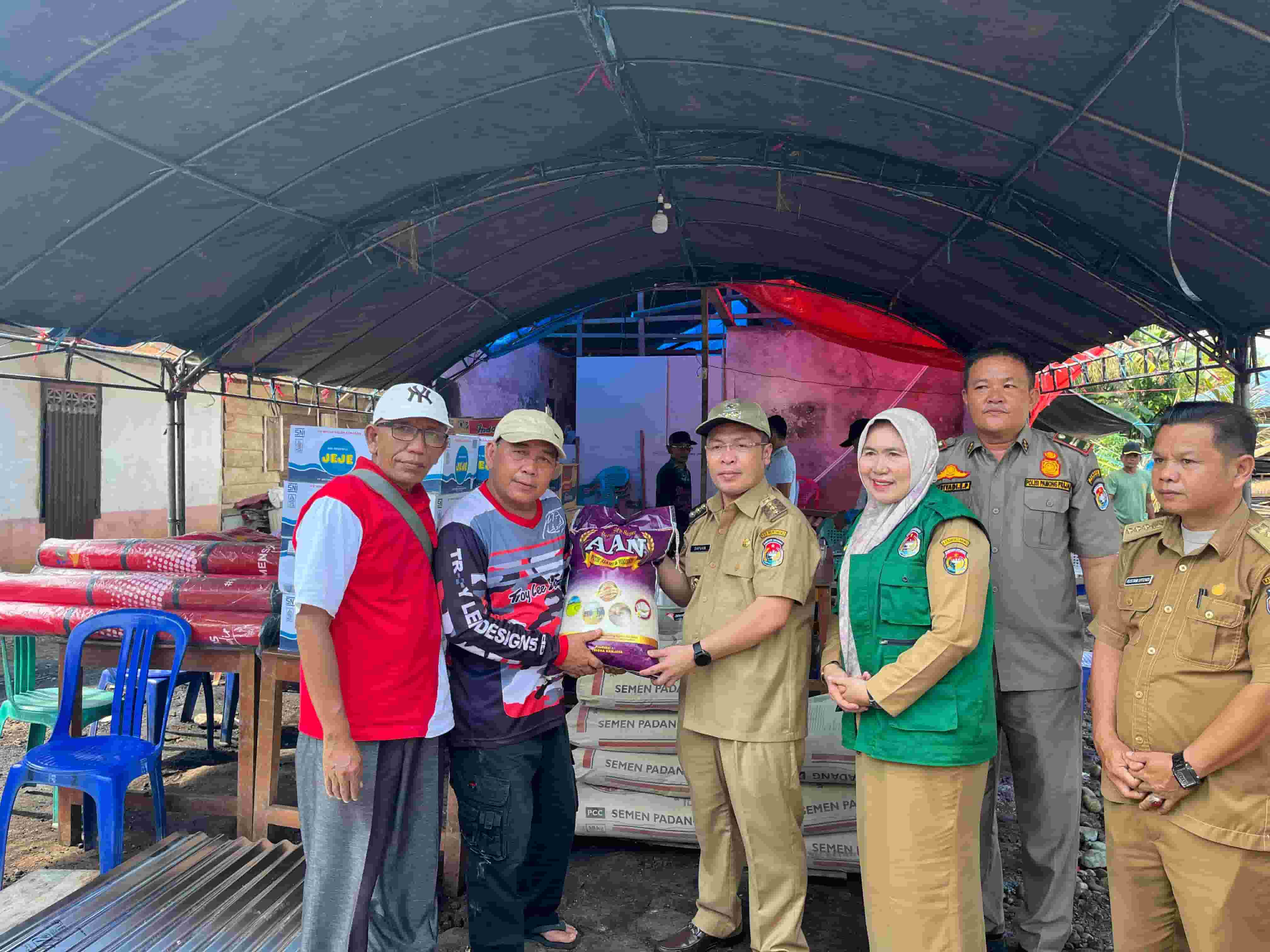 Peduli Kebakaran, Bupati Mukomuko Antar Bantuan untuk 4 Korban Kebakaran Rumah di Air Berau