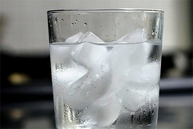 Sering Minum Air Es Tiap Hari? Berikut Dampak Buruk yang Diberikan Bagi Tubuh