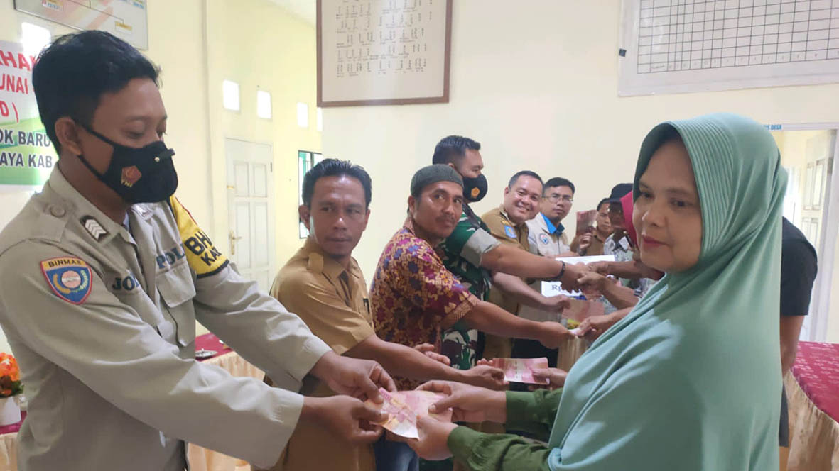 ﻿Camat Teramang Jaya Pantau Penyaluran BLT DD Hingga Kegiatan Fisik Program Desa