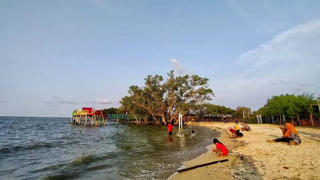 Menikmati Kesegaran dan Kesejukan Alam yang Masih Asir, Inilah Keindahan Alam Pantai Kutang