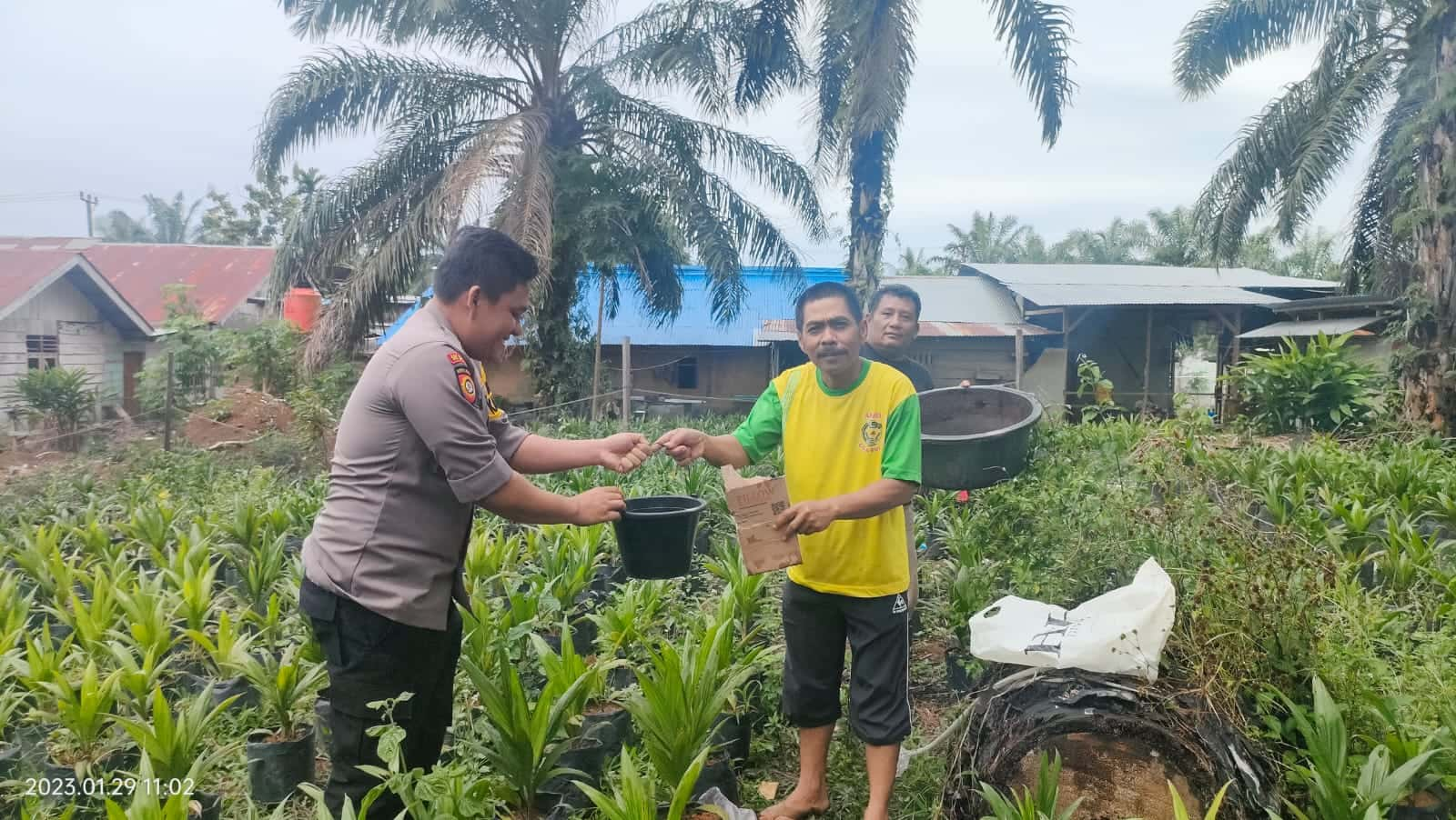 Memasuki Musim Kemarau, Anggota Polres Mukomuko, Sosialisasikan Bahaya Karhula