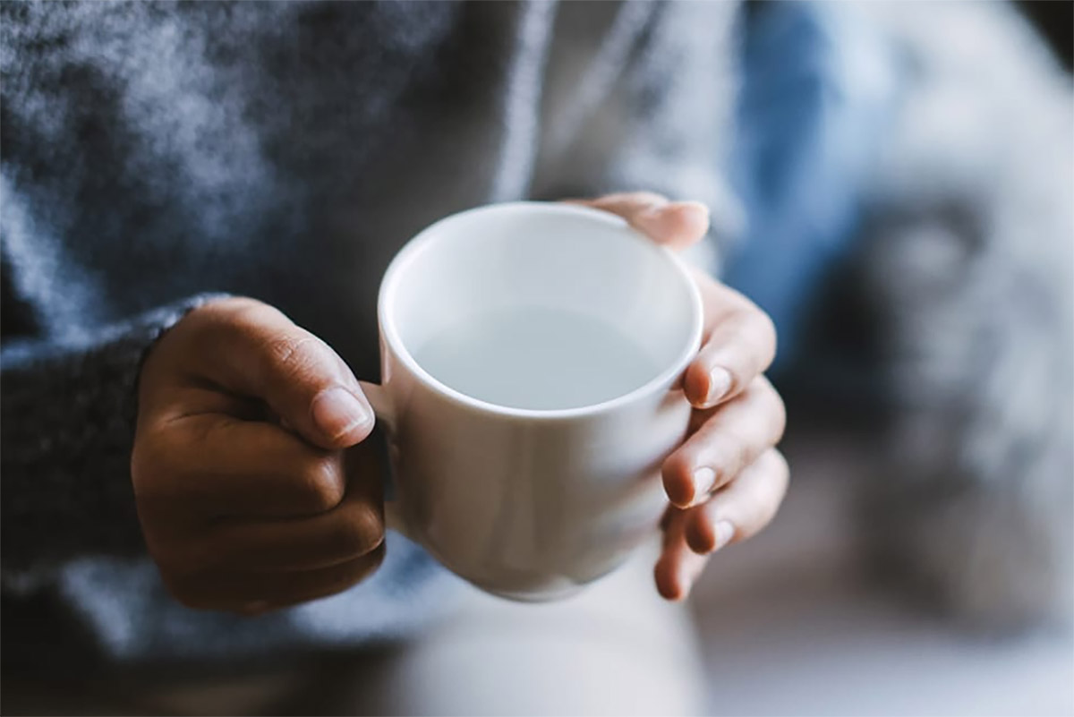 Anda Suka Minum Air Hangat? Simak Ternyata Ini Manfaatnya Bagi Kesehatan Kulit