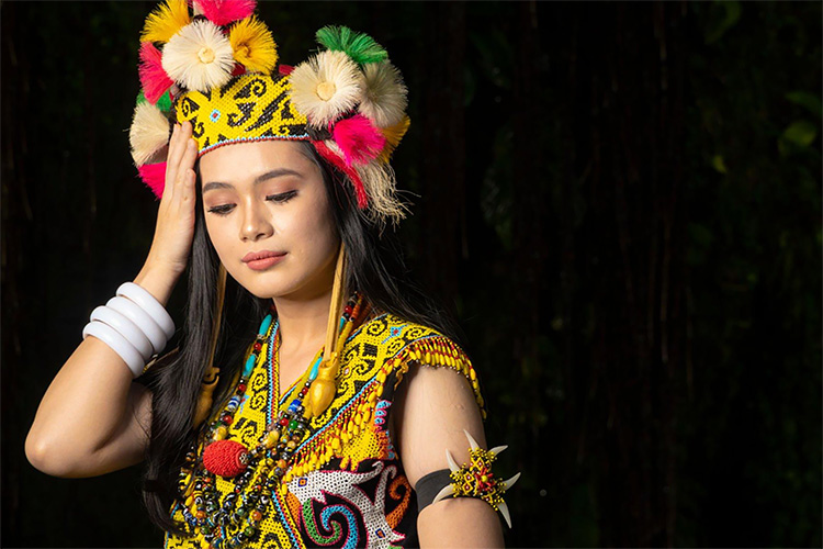 Ini Alasan Gadis Dayak Dikenal Cantik Dan Berkulit Putih Mulus 