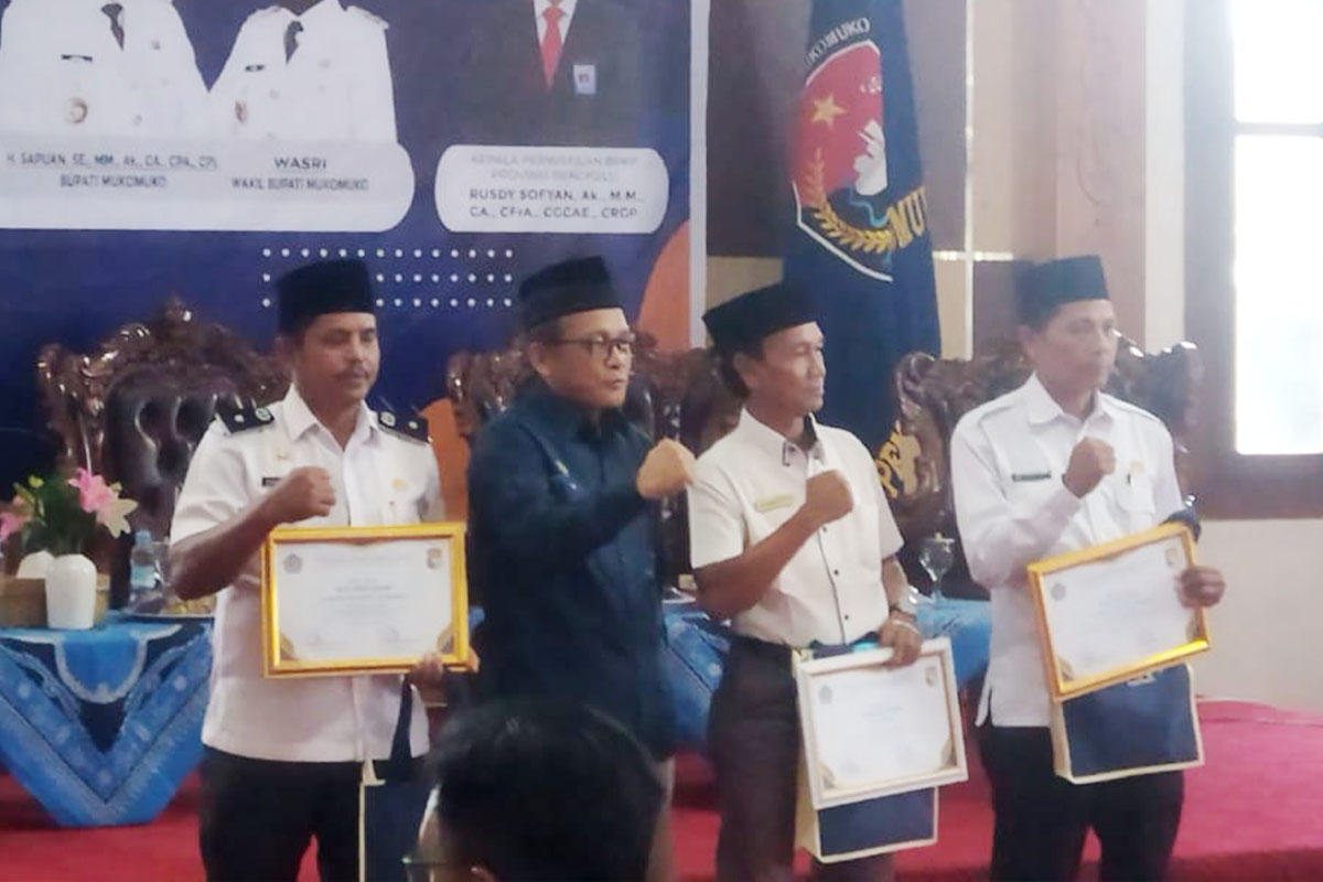 Tercatat Sebagai Kecamatan Tercepat Penetapan APBDes, Kecamatan Penarik Terima Penghargaan 