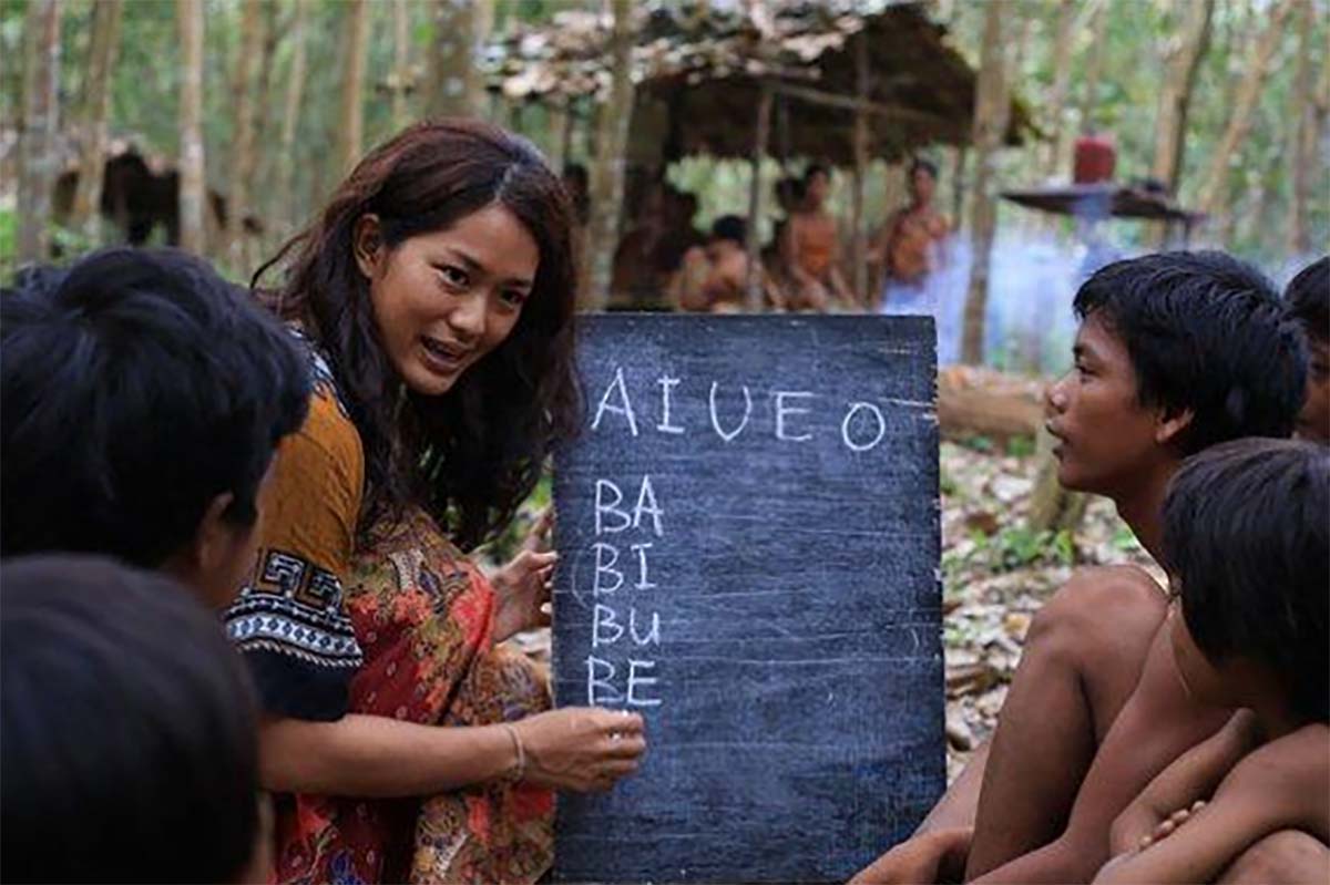 Sinopsis Film SOKOLA RIMBA, Kisah Nyata Seorang Wanita Dalam Menyebar Ilmu Untuk Suku Anak Dalam