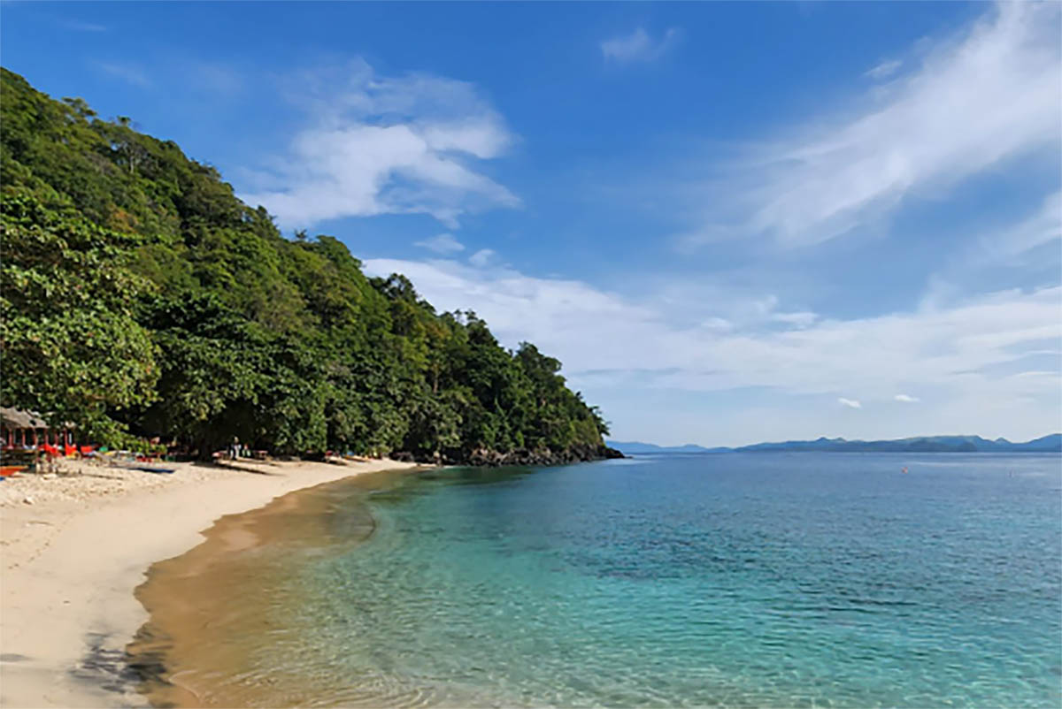 Nikmati Liburan Weekend di Pantai Pulisan, Pantai dengan Pemandangan Bebatuan Eksotis dan Bukit Savana