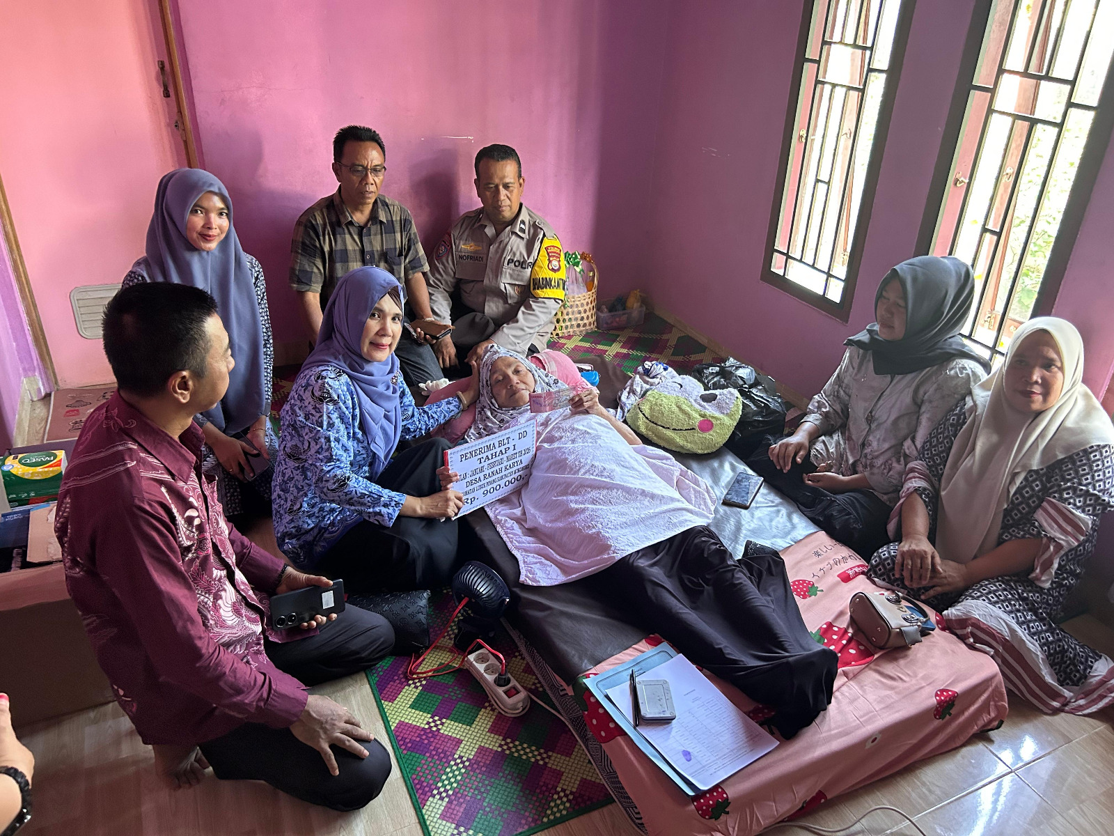 Pemdes Ranah Karya Serahkan BLT-DD Triwulan Pertama ke Rumah Masing-masing KPM