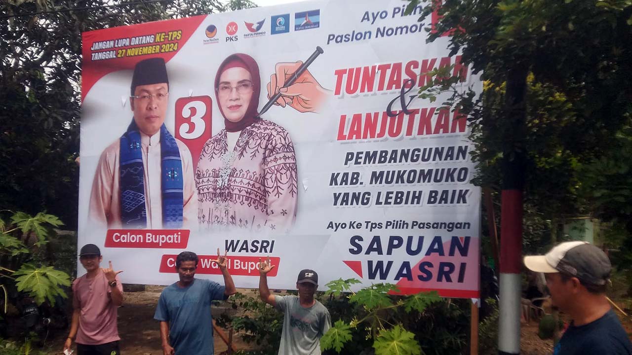 Optimis Nomor 03 Sapuan – Wasri Menang, Warga Antusias Bantu Pasang Baliho Coblos Jilbabnya