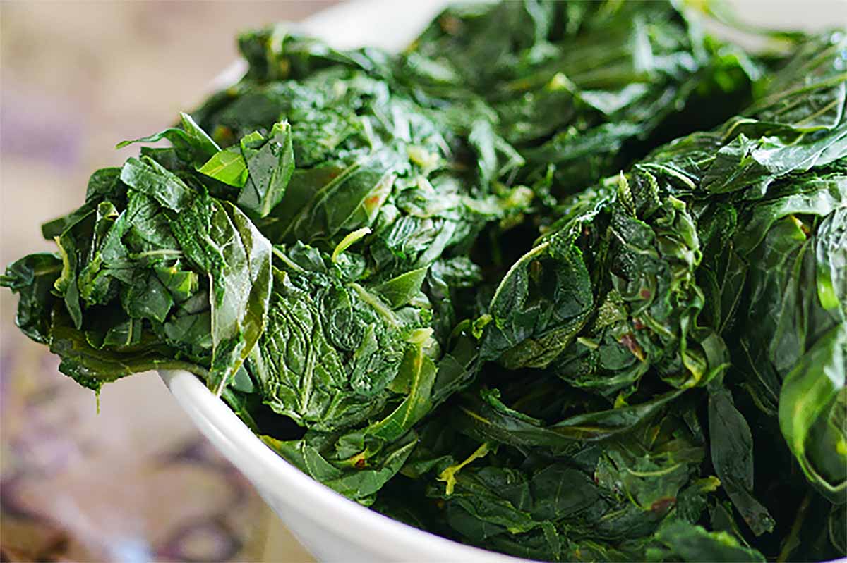 Baru Tau Cara Merebus Daun Singkong Agar Empuk dan Tetap Hijau, Cukup Campurkan Bahan Dapur Ini 