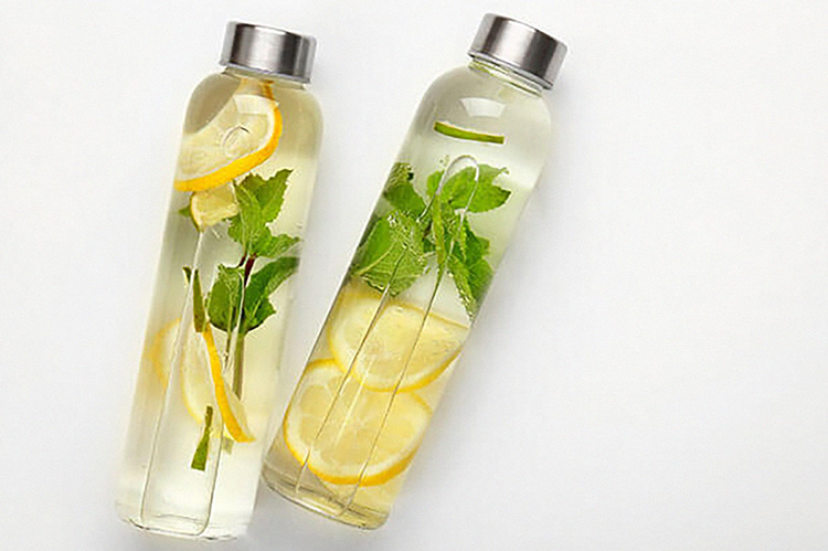 Cara Membuat Infused Water Lemon dengan Mudah, Minuman Menyegarkan Tenggorokan dan Menyehatkan 