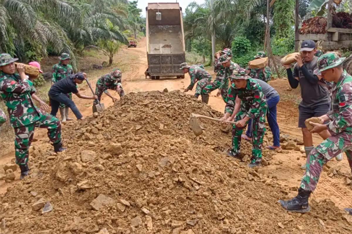 Pasukan Loreng Mantapkan Jalan Lumpur Sepanjang 1740 Meter di Mukomuko 