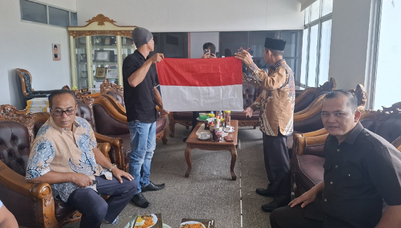 Seorang Pemuda Nekat Gotong Bendera ke Gedung DPRD, Sampaikan Aspirasi Masyarakat Selagan Raya