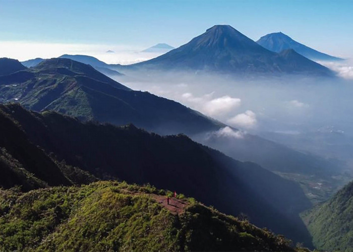 Nikmati Keindahan Pesona Alam di Atas Awan di Gunung Bismo Jawa Tengah