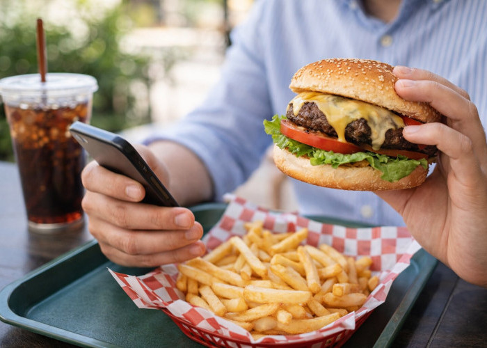 Tanpa Disadari, Kebiasaan Saat Makan Siang Ini Bikin Berat Badan Cepat Naik! Nomor 4 Paling Sering Dilakukan
