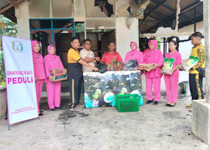 Wujudkan Kepedulian, Polsek Lubuk Pinang Bersama Bhayangkari Berikan Bantuan Pada Korban Kebakaran Rumah
