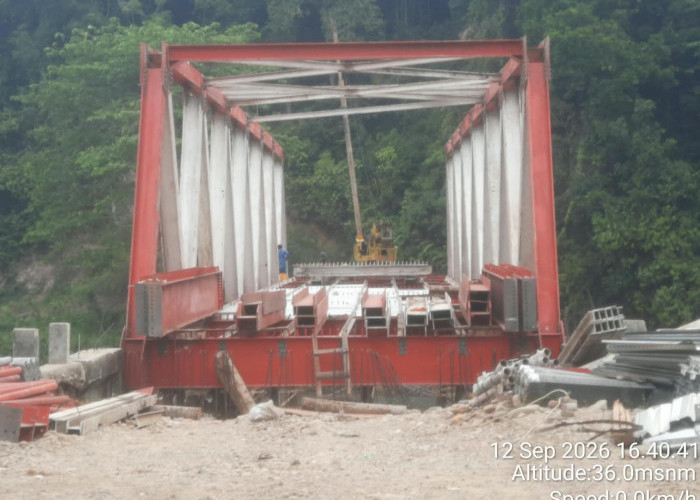 Sempat Roboh Diterjang Banjir, Perakitan Rangka Jembatan Lubuk Silandak Mencapai 60 Persen
