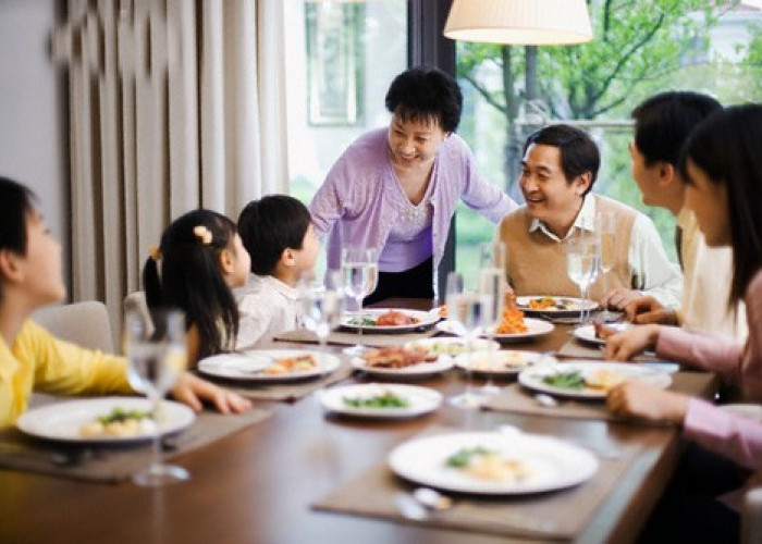 Mengapa Sedang Makan Tidak Dianjurkan Sambil Bicara