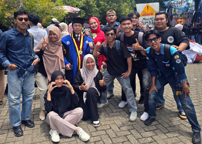 Wisuda S3, Sapuan Eks Bupati Mukomuko Dikerumuni Mahasiswa Unib, Titip Harapan Ini    