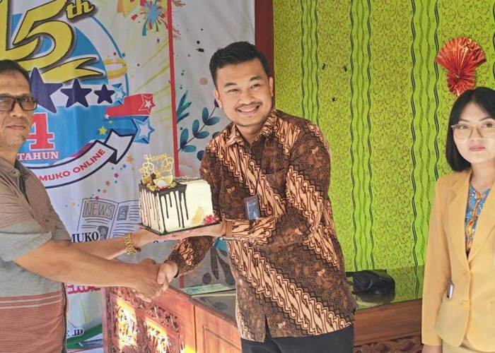 HUT Radar Mukomuko, Bank Mandiri Beri Kue Selamat Ulang Tahun