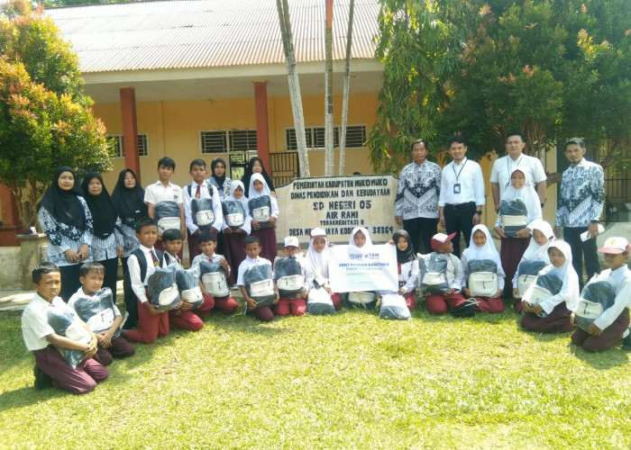 BRI Cabang Mukomuko Serahkan Bantuan Pembangunan Masjid dan Paket Perlengkapan Anak Sekolah