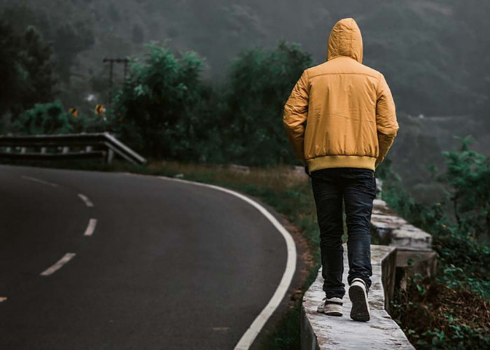 Apa Itu Silent Walking? Tren Viral yang Mengajak Anda ‘Berjalan Hening’ dan Menikmati Manfaatnya