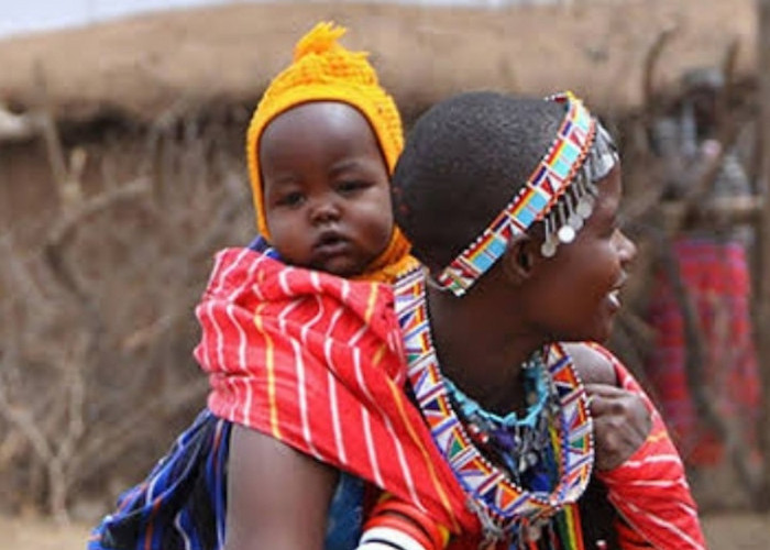 Unik dan Nyeleneh, Bayi Baru Lahir dan Pengantin Diludahi di Suku Maasai