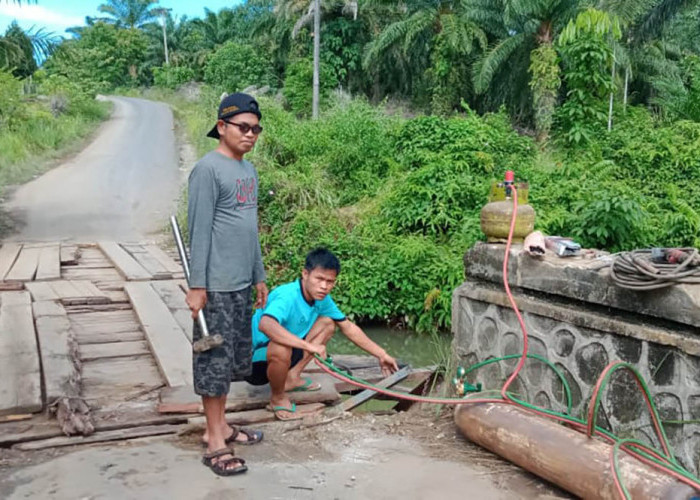 Truck Bermuatan Pupuk Nyungsep, PUPR Turun Rehab Jembatan Sungai Aur