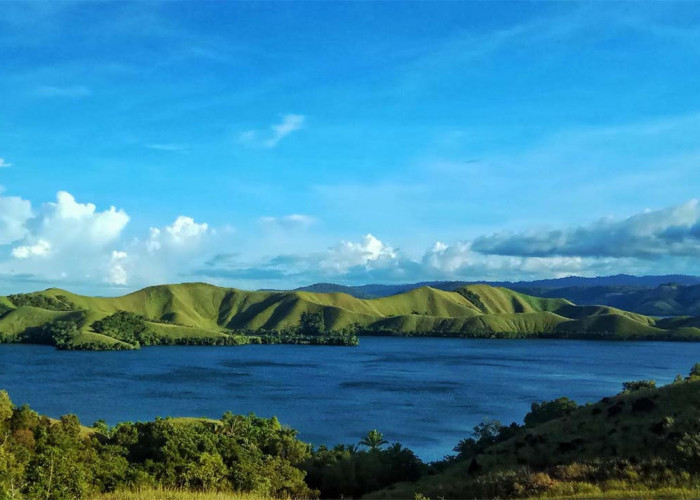 Pesona Alam yang Asri dan Menenangkan Hati, Mari Berkunjung ke Danau Sentani yang Memukau