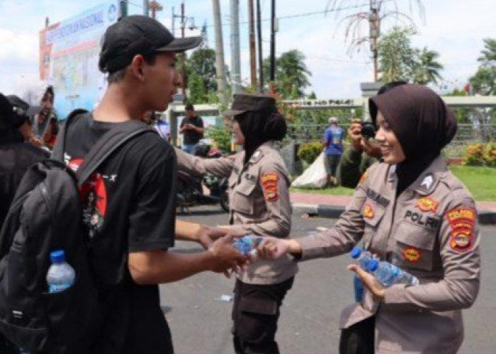 Begini Cara Polisi di Lampung Peduli Terhadap Buruh, Bagikan Coklat Ke Massa Aksi Unjuk Rasa