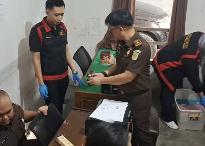 Jelang Penetapan Tsk?, Penyidik Kejaksaan Mukomuko Geledak Kantor KPU Mukomuko