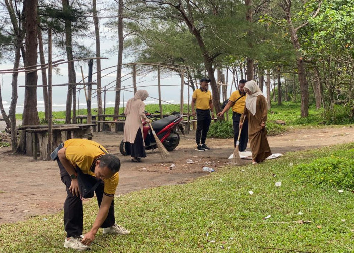 Personil Polsek Pondok Suguh Goro Bersihkan Wisata Pantai Sinar Laut