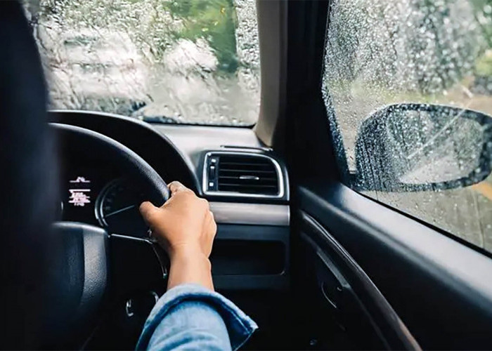 5 Tips Berkendara Saat Kondisi Hujan, Jangan Lakukan Hal Ini