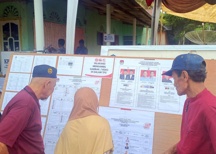 Tim Caleg Tongkrongi Pemilih di Depan TPS, Masih Berupaya Merayu Warga Yang Ngantri