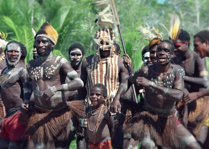 8 Suku Asli Papua, Jadikan Batu Mahar Nikah Hingga Tradisi Potong Jari