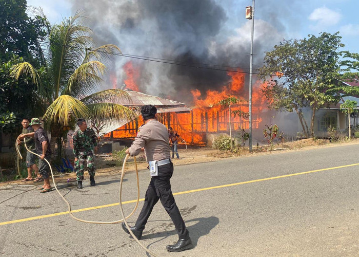 Polisi Berjibaku Bantu Korban Kebakaran Empat Unit Rumah di Mukomuko