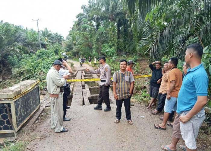 Jembatan Diterjang Banjir, Retak Ilir Terisolir, Siswa Terpaksa Libur Sekolah