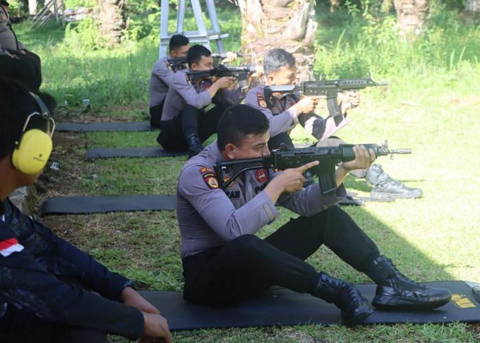 Personel Polres Mukomuko Gelar Latihan Menembak 